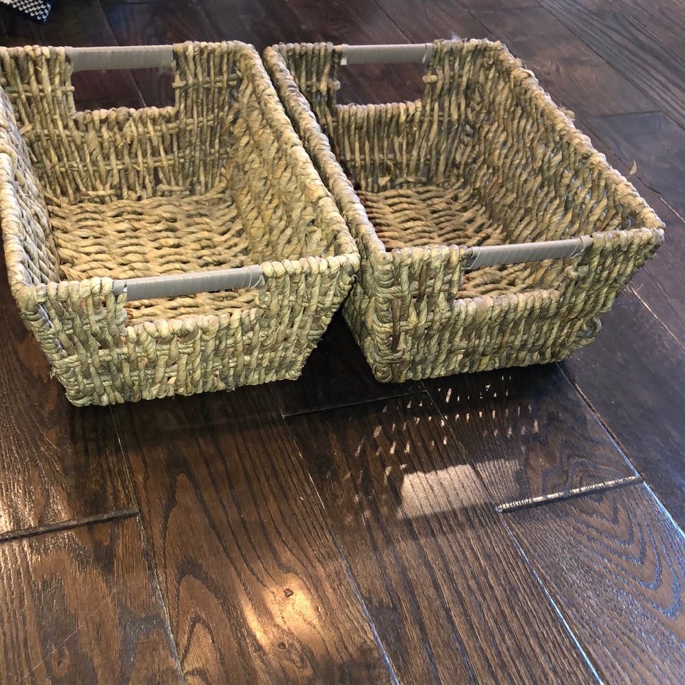Set of two straw wicker baskets with handles